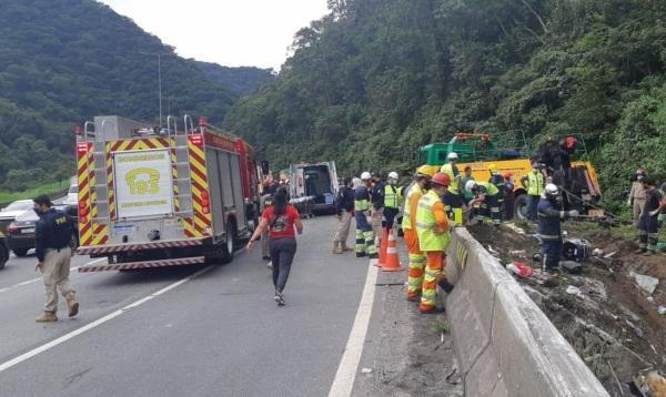 Acidente de ônibus no Paraná deixa 19 mortos