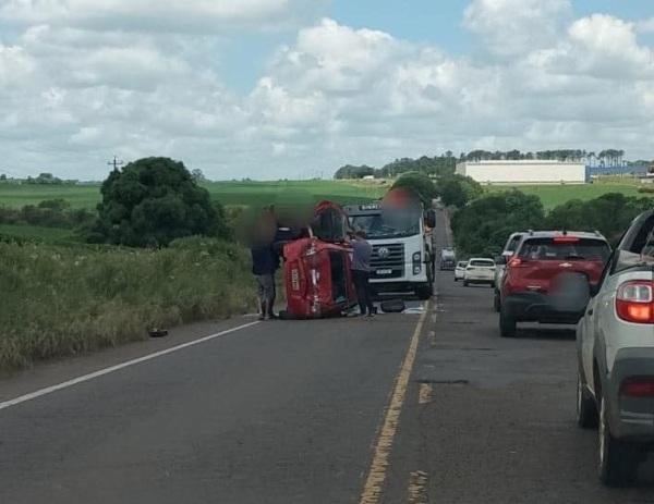 Acidente de trânsito na ERS-342  tem veículo capotado em Cruz Alta
