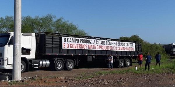 Agricultores realizam protesto por asfalto em rodovia no RS