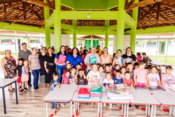 Alunos da rede municipal começam a receber os kits de material escolar
