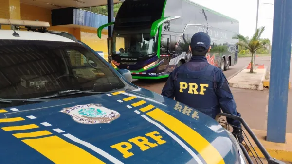 PRF autua motorista de ônibus por recusa ao teste de bafômetro em Ijuí