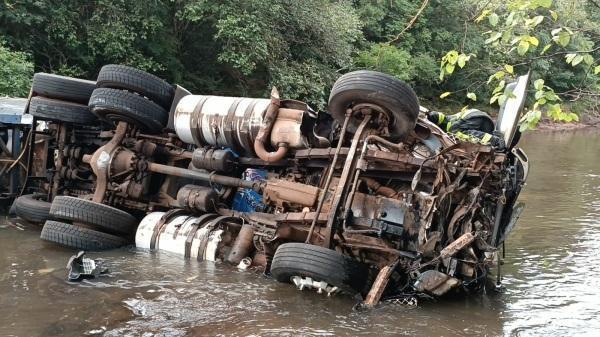Caminhão cai de ponte na BR 285, em Santa Bárbara do Sul