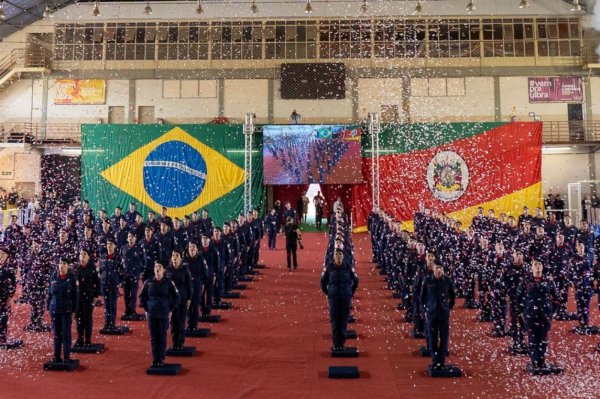 Eduardo Leite prestigia formatura de 106 soldados do Corpo de Bombeiros
