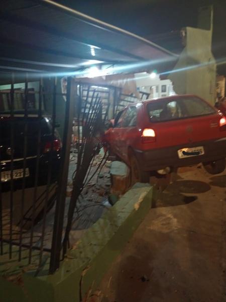 Carro invade casa após acidente na Avenida Xavantes em Cruz Alta