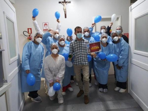 Pacientes recuperados da covid-19 recebem alta hospitalar no HSVP