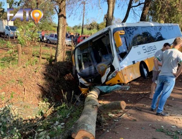 Ônibus tomba na lateral de rodovia em Santa Rosa após acidente 