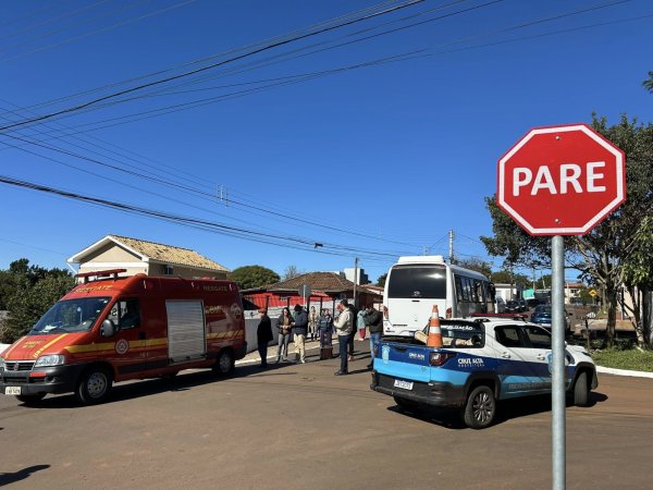 Motociclista fica ferido após colisão com ônibus da prefeitura em Cruz Alta