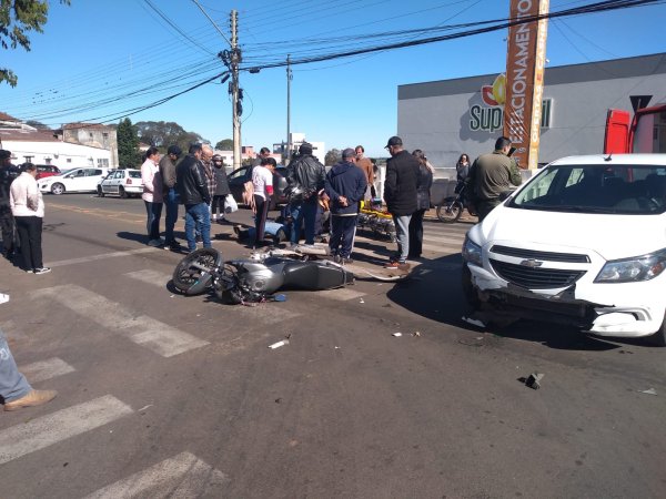 Motociclista fica ferida em colisão no centro de Cruz Alta