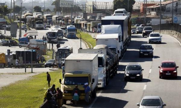 Auxílio para caminhoneiro e taxista começa a ser pago em agosto; veja datas