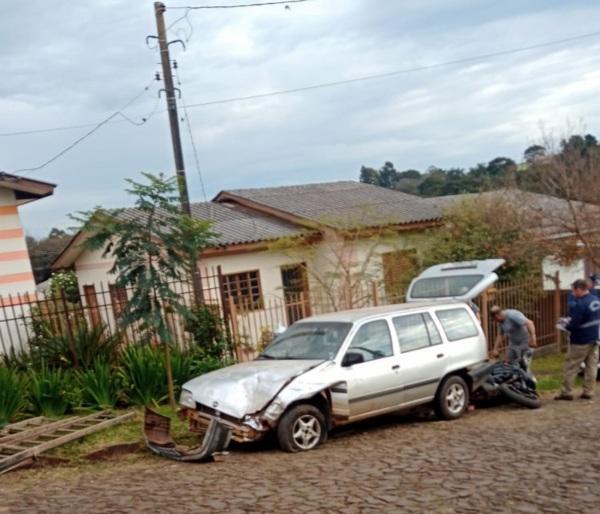 Caminhão desgovernado desce em marcha ré e causa acidente com danos materiais