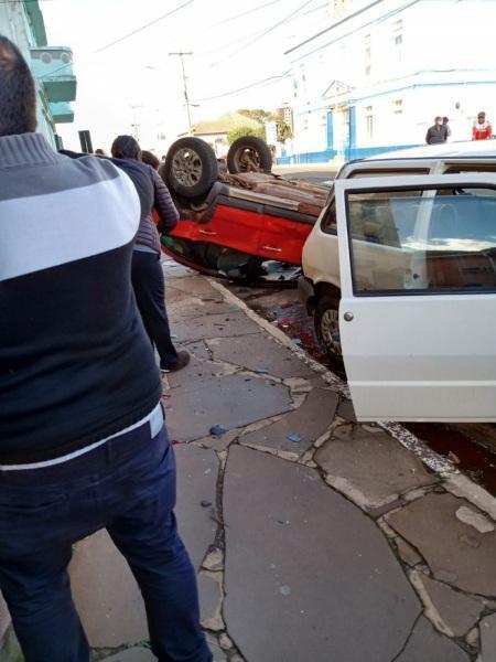 Carro capota na tarde deste sábado em Cruz Alta