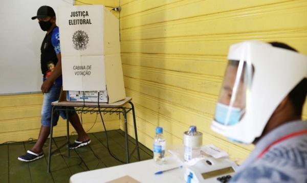 TSE proíbe que eleitor leve celular para cabine de votação