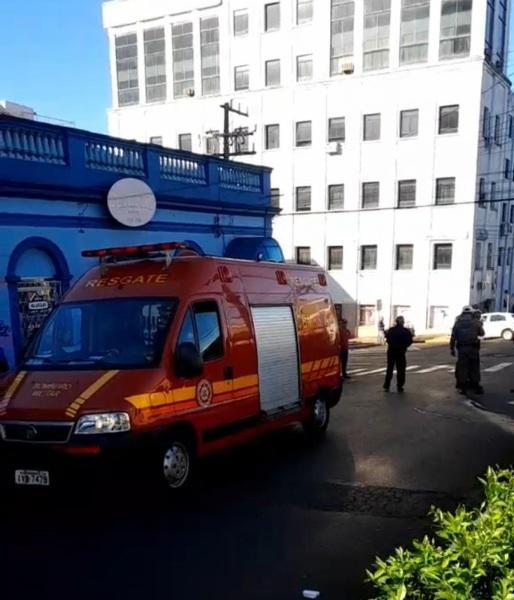 Acidente entre moto e van deixa duas pessoas feridas na tarde desta sexta