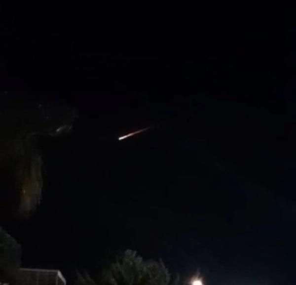 Lixo espacial cruz o céu de Cruz Alta na noite da quinta-feira