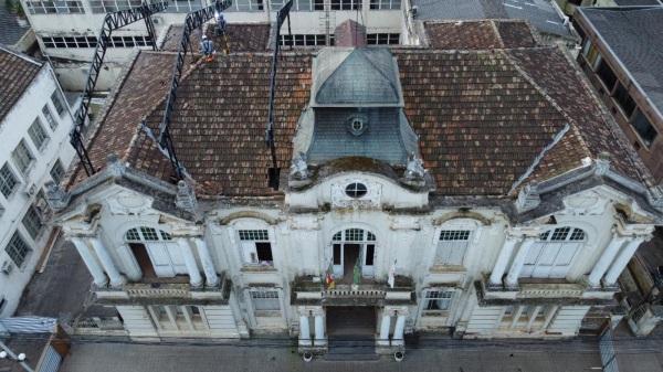 PRÉDIO DA PREFEITURA:empresa responsável está atuando no restauro da cobertura
