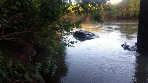 Condutora morre após carro cair da ponte sobre o rio da Várzea em Barra Funda