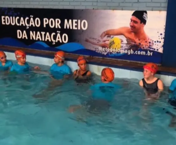 Projeto oferece aulas gratuitas de natação para 150 crianças em Cruz Alta