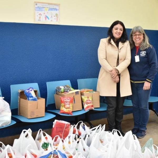 Colégio Santíssima Trindade doa mais de 490 kg de alimentos para o HSVP
