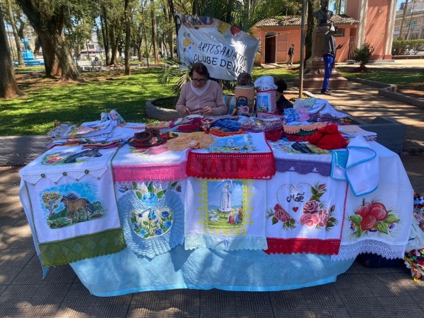 Sábado tem feira do artesanato em frente à rodoviária