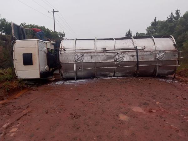 Caminhão tomba na estrada de acesso a Benjamin Nott