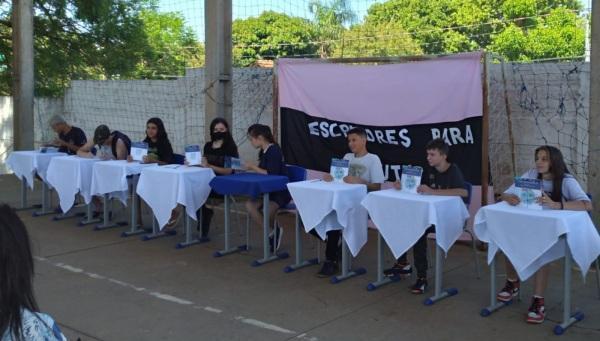 Projeto literário aumenta habilidades de leitura e escrita de estudantes