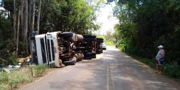 Carreta tomba na VRS-817 no interior de Espumoso na tarde da quinta