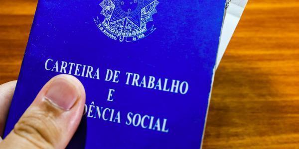 Taxa de desemprego encerra 2020 em 13,9%, afirma IBGE