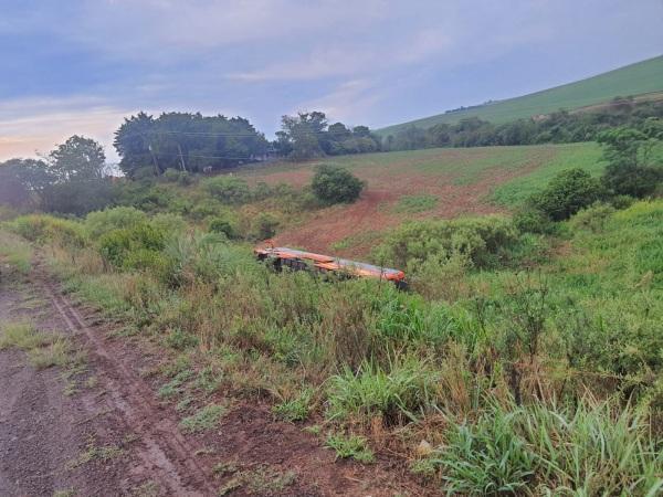 Ônibus de excursão tomba na ERS 342 na madrugada deste domingo; 