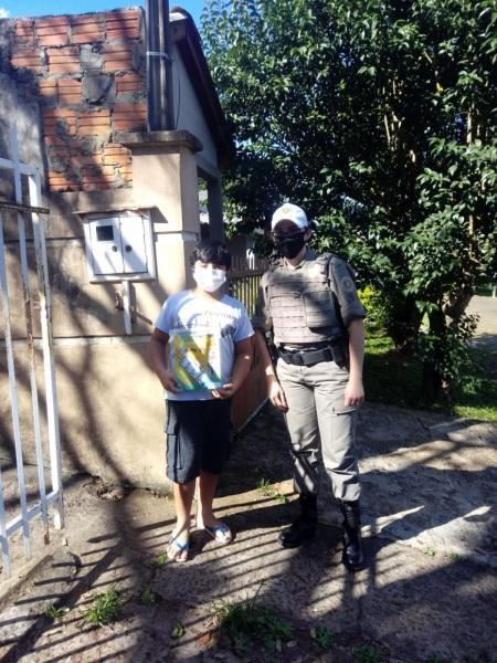 PROERD faz entrega de livros a alunos em Cruz Alta