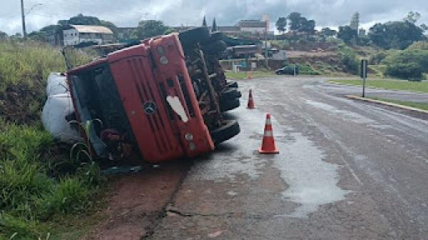 Caminhão tomba em trevo na cidade de Panambi