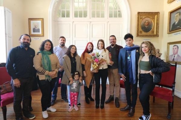 Prefeita Paula recebe troféu do Grupo Teatral Máschara