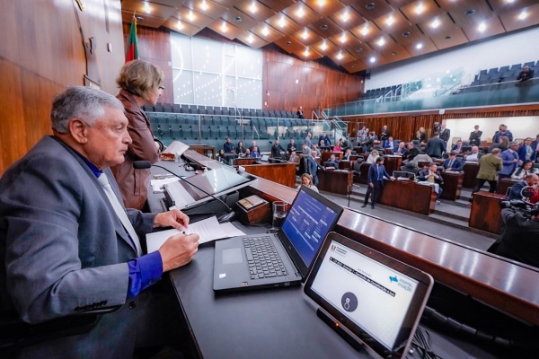 ALRS aprova auxílio de R$ 40 milhões para socorro aos atingidos nas enchentes