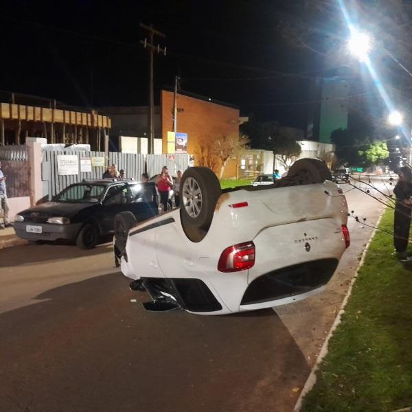 Acidente de trânsito com carro capotado na noite da segunda em Cruz Alta 