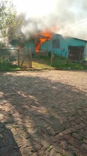  Incêndio em residência de Boa Vista do Incra na manhã desta quarta-feira