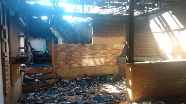 CRUZ ALTA>Incêndio destrói residência; Membros de Igreja atuam na reconstrução