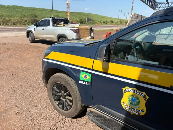 PRF prende dois homens com caminhonete carregada com cigarros contrabandeados