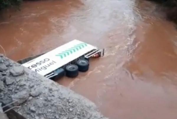 Caminhão cai no Rio Caxambú  em Panambi