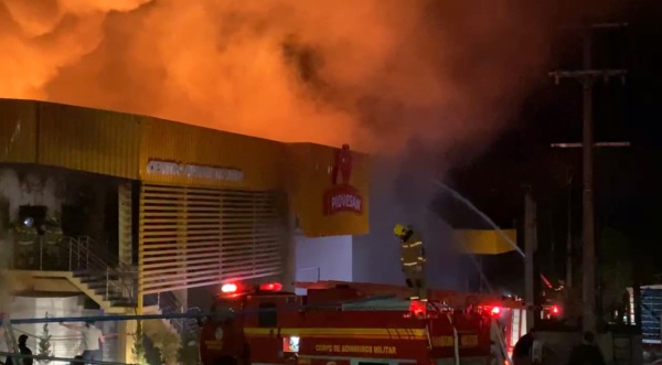FREDERICO WESTPHALEN> Incêndio de grandes proporções na Frangos Piovesan
