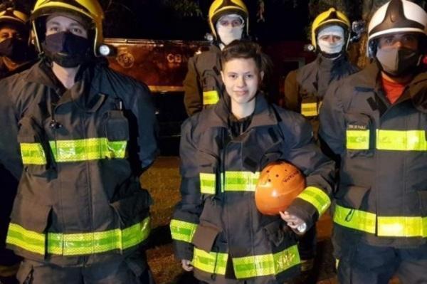 Bombeiros de Cruz Alta presta homenagem a menina de 15 anos em seu aniversário
