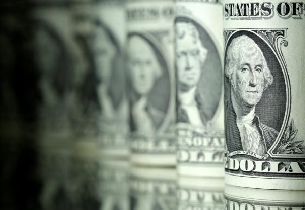 Dólar cai e fecha a R$ 4, menor valor em 2 meses