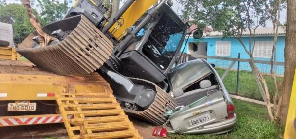 Escavadeira Hidráulica cai em cima de veículo em Santo Ângelo ; ninguém ferido