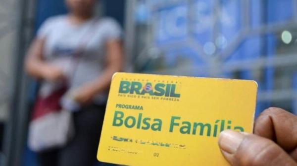 Caixa paga parcela de R$ 300 a 1,6 milhão de beneficiários do Bolsa Família