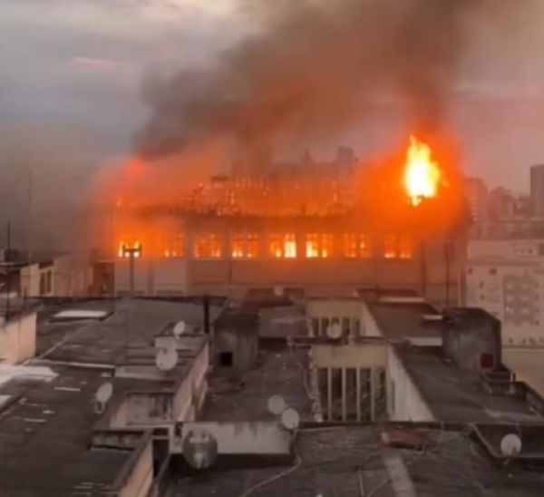 Incêndio de grandes proporções atinge o Colégio Marista em Santa Maria