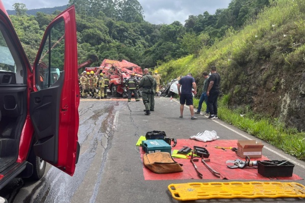 Colisão entre viatura dos bombeiros e carro deixa cinco mortos na Rota do Sol