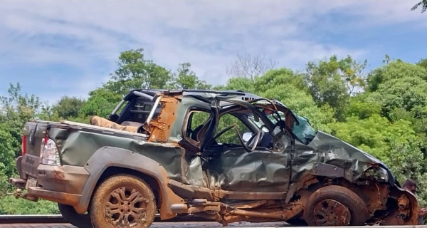 Colisão entre caminhonetes deixa motorista preso nas ferragens na BR-158
