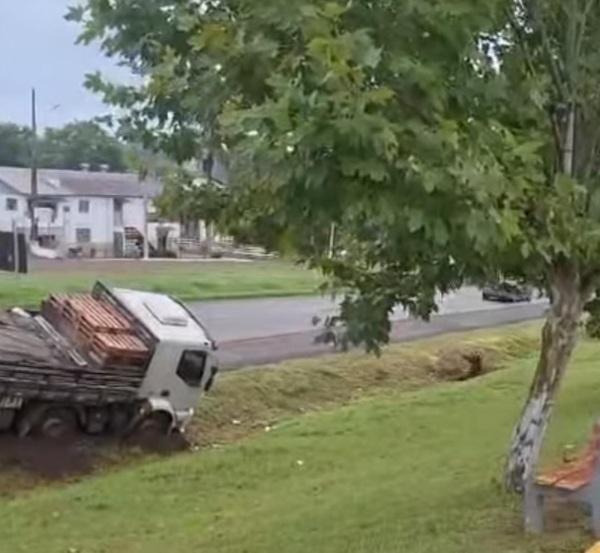 Cavalo na pista provoca acidente na BR 158