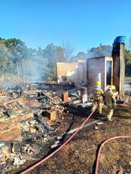 Incêndio destrói residência no interior de Lagoa dos Três Cantos 