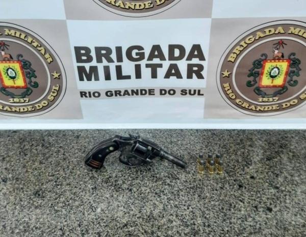 Homem é preso com arma de fogo e sem carteira de habilitação na ERS 342