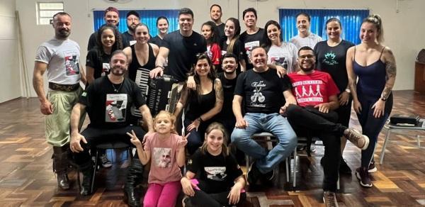 Grupo de Danças Chaleira Preta sobe ao palco da Coxilha Nativista na sexta