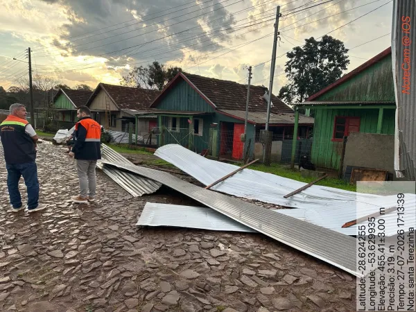 CRUZ ALTA> Temporal provoca destelhamentos, danos e queda de poste